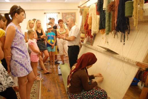 DENIZLI, EL DOKUMASI HALISIYLA DA ON PLANA CIKMAYA CALISIYOR. HEMEN BUTUN KOYLERINDE EL TEZGAHLARINDA DOKUNAN VE FIYATLARI 50 TL ILE 10 BIN TL ARASINDA DEGISEN BU HALILARA TURISTLER DE YOGUN ILGI GOSTERIYOR