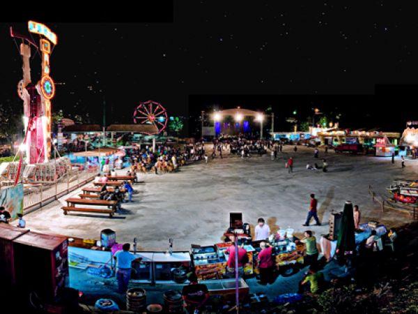 KÜÇÜKÇİFTLİK PARK
Eskiden gazinoydu
Küçükçiftlik Park aslında eski bir eğlence merkezi. 1975ten beri ayakta ama atıl durumdaydı. İstanbulun rutin konser duraklarından biri değildi. Kısa süre önce yenilendi ve müthiş bir konser alanı ortaya çıktı. Sahnesi devasa, tuvaletler geniş ve temiz, ortam ne kadar kalabalık olursa olsun bunaltmıyor. Çünkü sekiz bin metrekarelik çok geniş bir alanın üstüne kurulmuş vaziyette. 15 bin kişinin ayakta konser izlemesi mümkün. 17 Temmuzda Faithless, 22 Temmuzda ise The Cranberries konseri var.