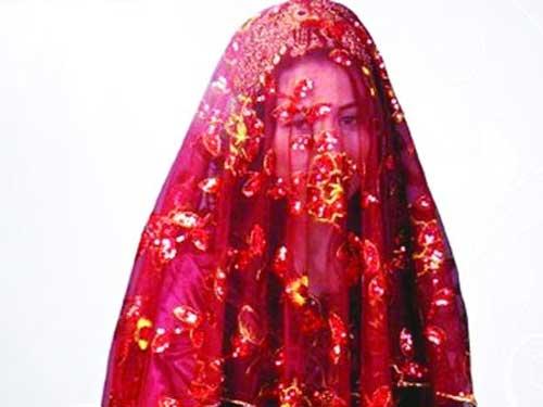<p><span style="font-size: small;"><em><span style="text-decoration: underline;"><strong>Yuva kuran Vakıf</strong>: Resmi adı: Ayşe Sıddıka Hanım Binti Abdulfettah; 1865 yılında İstanbul’da kuruluyor. Vakfiyesinden; Senede altı bin kuruş, evlenmek isteyen fakir hanımların düğün merasimleriyle elbise masraflarına ve yaşlı kadınlardan elbise ihtiyacı olanların giydirilmesine harcanacaktır.</span></em></span></p>
