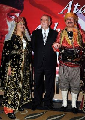 ANKARA BUYUKSEHIR BELEDIYE BASKANI MELIH GOKCEK TARAFINDAN, ATATURK'UN ANKARA'YA GELISININ 90. YILDONUMU DOLASIYLA RESEPSIYON VERILDI. MELIH GOKCEK, DUZENLENEN RESEPSIYONDA, GIYDIGI SEGMEN GIYSISI ILE KONUKLARI KAPIDA KARSILADI. GOKCEK, SEGMEN GIYSISI GIYMIS BELEDIYE MECLIS UYELERI VE KIMI BELEDIYE BASKANLARIYLA UZUN SURE ANKARA HAVASI OYNADI. (ANADOLU AJANSI - EVRIM AYDIN)