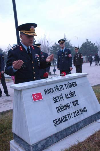 Arefe günü şehitlikler doldu, taştı