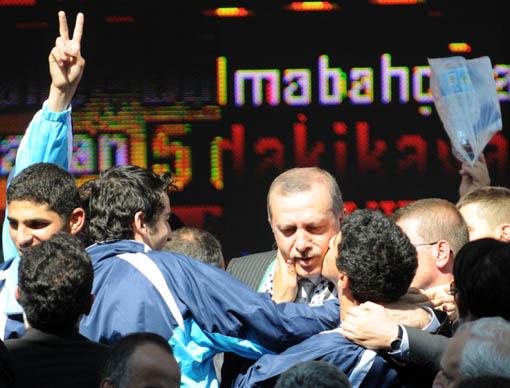 Erdoğan, sergide yer alan ve bugüne kadar hiç yayımlanmayan iki özel fotoğrafını görünce şaşırdı ve Başbakanlık foto muhabiri Kayhan Özer'e dönerek, esprili bir şekilde ''Bu fotoğraflar nasıl çıktı?'' diye sordu.