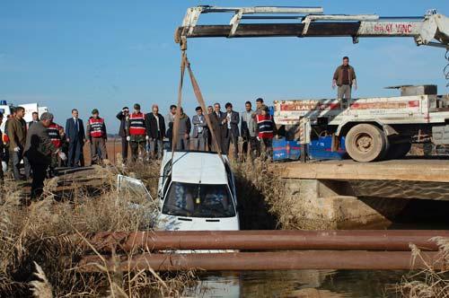 ŞANLIURFA'NIN AKÇAKALE İLÇESİNDE MEYDANA GELEN KAZADA OTOMOBİLİN SULAMA TAHLİYE KANALINA UÇMASI SONUCU 7 KİŞİ HAYATINI KAYBETTİ. (MEHMET DİKEÇ/ŞANLIURFA-İHA)