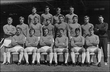 İngiltere Milli Takımı'nın eski futbolcusu ve teknik direktör Sir Bobby Robson'un 76 yaşında İngiltere'nin County Durham kentindeki evinde kansere yenik düştüğü bildirildi.