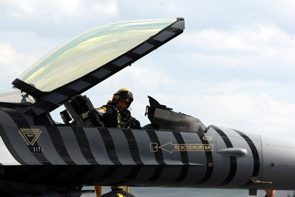 'Solo Türk' adı verilen ve çeşitli donanımlarla güçlendirilen F-16 savaş uçağı, tek başına sergilediği gösterilerle, Türk Yıldızları gibi nefesleri kesti.