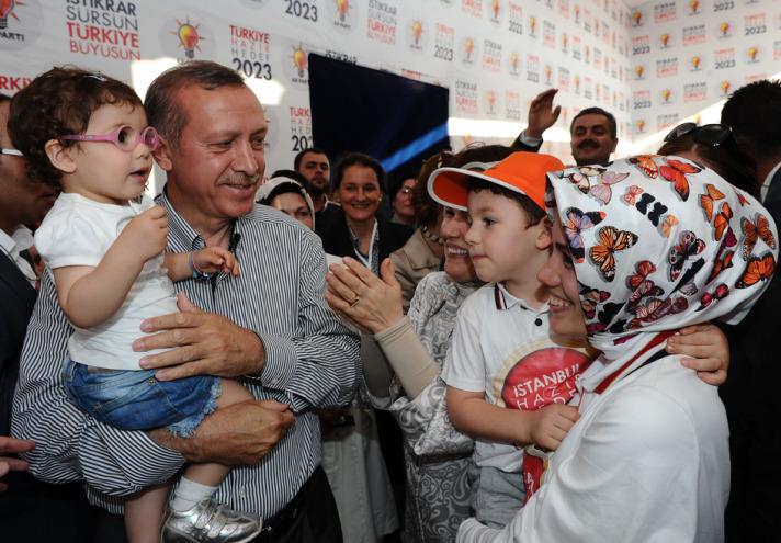 Başbakan Erdoğan, partililerden gece gündüz çalışmalarını da isteyerek, 12 Haziran'ın Türkiye'ye, İstanbul'a temel hak ve özgürlükler için, yeni anayasa için hayırlara vesile olmasını diledi.