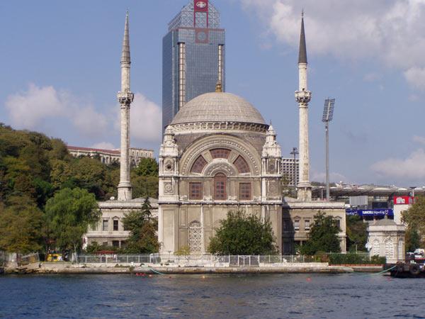 <b>AVRUPA YAKASI YALI CAMİLERİ</b><br><br>
6- Bezm-i âlem Valide Sultan Camii: Bulunduğu konum nedeniyle Dolmabahçe Camii diye biliniyor. İnönü Stadı'nın karşısında 2 minareli, taş ve mermerden inşa edilmiş görkemli bir yapı. Sultan Abdülmecid'in annesinin ismini taşıyan caminin yapımını, valide sultan başlatmış. Valide Sultan'ın ölümü üzerine Abdülmecid tarafından tamamlanmış, 1855'te ibadete açılmış.