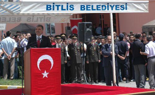 Cumhurbaşkanı Abdullah Gül, Bitlis'in düşman işgalinden kurtuluşunun 93. yıl dönümü dolayısıyla düzenlenen törenlere katılmak üzere geldiği şehirde sevgi selinin ortasında kaldı