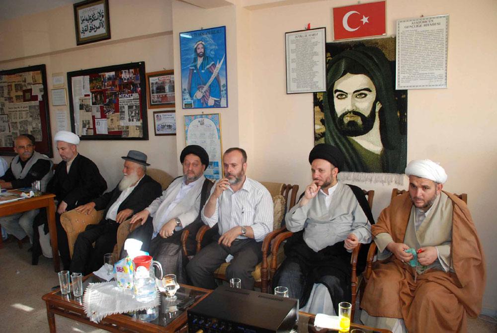 Suriye'deki olayların yüzde 80 azaldığına dikkat çeken EHDAV Başkanı Yeral, şunları dile getirdi: Suriyede sular durulmaktadır. Amerika ve Siyonist İsrail'e rağmen olaylar azaldı. Suriyede Alevi-Sünni sorunu yoktur. Orada ortak bir sorun, Siyonistlerin Müslümanlarla sorunu vardır. Suriyeyi bölmek, yeni bir Kürt devleti çıkarmak; Irakı, Suriyeyi, Türkiyeyi, İran'ı bölmek, yeni yeni haritalar çıkarmak istiyorlar. Ama Allah'a şükürler olsun Müslümanların dirayeti, sağduyusu var. Alevisi, Sünnisiyle Müslümanları böl-parçala-yut taktiği ile yeni yeni devletlere bölerek İslam dünyasını zayıflatmaya çalışıyorlar. Suriyedeki olaylar Türkiyeye de yansıtılarak Alevi-Sünni çatışması amaçlanıyor. Ama Allah'a şükürler olsun bizim sergilediğimiz barışçıl tavır ve sivil toplum kuruluşlarının bize verdiği destek ile bu olaylar büyümeyecek. ABD, İsrail ve Siyonistlerin ekmeğine yağ sürmeye çalışan küçük bir grup vardır. O grup da bitmek üzeredir. Allah bütün İslam dünyasını şer odaklarından korusun. Bütün dünya ülkelerinin kardeşliğini daim eylesin.
<br>
(CİHAN)