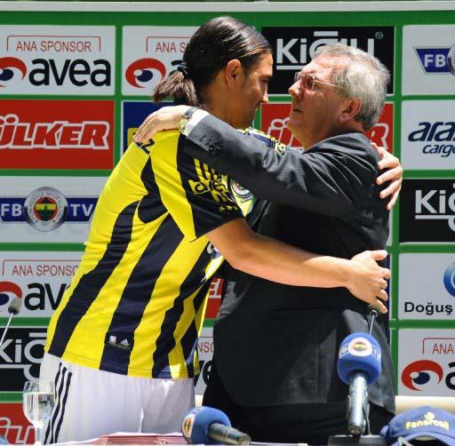 Mehmet Topuz transferine son noktayı koyan F.Bahçe Başkanı Aziz Yıldırım, özel uçağı ile getirdiği oyuncu için Kadıköy'de 3 bin taraftarın önünde imza töreni düzenledi.