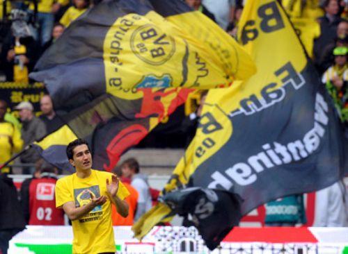 Bundesliga'da geçen hafta şampiyonluğu garantileyen Dortmund, Daum'un takımı E. Frankfurt'u 3-1 mağlup ederek ikinci lige gönderirken Nuri Şahin duygulu anlar yaşadı.