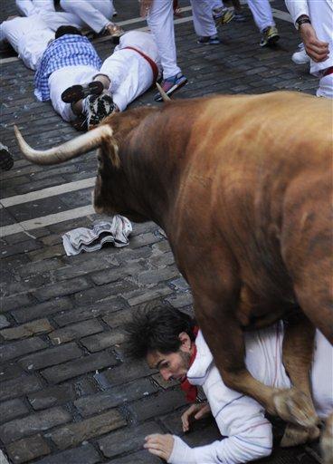 İspanyol basınına göre, geleneksel San Fermin festivali kapsamında Perşembe günü yapılan koşuda, sürüden ayrılan bir boğanın saldırısına uğrayarak, boynundan ve akciğerlerinden boynuz darbeleriyle yaralanan, kimliği henüz tespit edilemeyen bir kişi öldü.