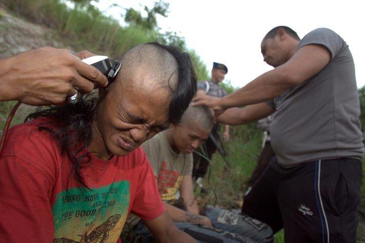 Endonezya'nın Açe (Aceh)  bölgesinde verilen bir konsere toplu halde giden 65 kişilik Punk'çı grubu, polis tarafından yapılan operasyonla yakalandı.
<br><br>
Yakalandıktan sonra Lembah Seulawah Polis okuluna getirilen Punk'çılar Şeri hükümlere aykırı olduğu gerekçesiyle mohavk tipi saçları traş edildikten sonra toplu olarak bir göle atılıp banyo yaptırıldı. Punkçılar banyonun ardından ruhsal tedavi ve eğitim merkezine gönderildiler. Ruhsal tedavi görecek gençlerin 10 gün içinde serbest bırakılabileceği ifade edildi.
<br><br>
Polis yetkilisi Iskender Hasan, Punkçuluğun Endonezya'da İslam geleneklerine hakaret sayıldığını belirterek, "İslam Şeriatina aykırı davrandıkları için kendilerini yakalayıp cezalandırdık ve ahlaki bir hastalık sayıldığı için onları tedavi merkezine gönderdik" dedi.
<br><br>
Endonezya'nın İnsan haklarından sorumlu ismi Nur Hulis ise olayı kınayarak, polis operasyonunun araştırılacağını söyledi.
<br><br>
(Haber 7 - Fotoğraflar EPA ve AP)
