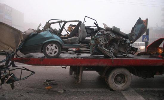 Sakarya'nın Erenler ilçesinden çaldığı otomobille polisten kaçan bir kişi, Kocaeli'nde kırmızı ışıkta bekleyen yolcu otobüsü ile kamyona çarptı. Parçalanan otomobilden yaralı kurtulan oto hırsızı, kaçmaya çalışırken polis tarafından yakalandı.