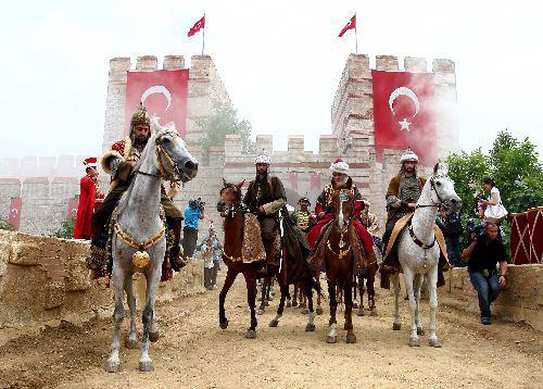 Bu yıl giriş kapısı &ouml;zel bir teknikle kapatılan surlar, mehter takımının &ccedil;aldığı marşlar eşliğinde temsili yeni&ccedil;eriler tarafından yıkıldı.