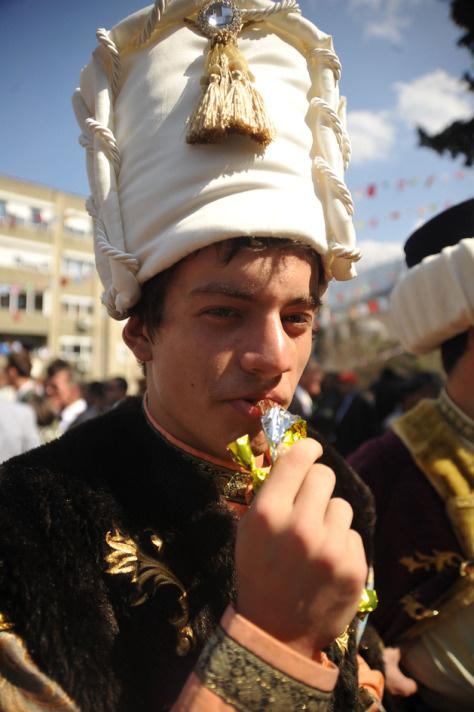 471. Uluslararası Mesir Festivali kapsamında, kortej yürüyüşü ve mesir macununun saçım töreni yapıldı. Mesir macunu saçımı sırasında izdiham yaşanırken, Osmanlı padişahlarını canlandıran oyuncular,geçmiş hakkında kısa bilgiler verdi.