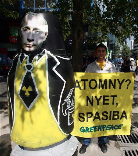 Greenpeace üyesi bir grup, Ankara Milli Müdafa Caddesi'nde nükleer enerji karşıtı protesto gösterisinde bulundu