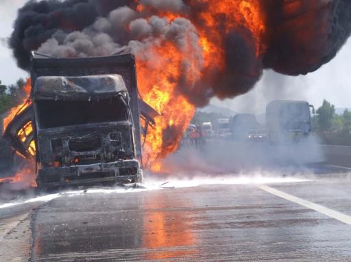 Düzce TEM Otoyolu Gümüşova Yeşilyayla köyü mevkisinde cayır cayır yanan tanker nedeniyle yol bir süre araç trafiğine kapatıldı.