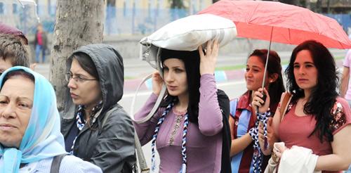 <strong>4</strong> Biletixin tek gişeden bilet vermesi uzun kuyruklar oluşmasına neden olmuştur. Kadın-çocuk seyirciler yağmur altında hem Biletix, hem de turnike kuyruğunda beklemek zorunda kalmışlardır.