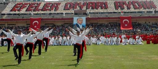 19 Mayıs Atatürk'ü Anma ve Gençlik ve Spor Bayramı, yurt genelinde törenlerle kutlandı. Ankara'da bayram Cumhurbaşkanı Gül'ün de katıldığı törenle, 19 Mayıs Stadyumu'nda kutlandı.