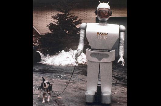 <strong>10. Köpeğinizi gezdirecek vaktiniz yok mu?</strong><br><br>1977 -> Apple, pazarlama dünyasına armağan ettiği "i" harfini belki de bu robottan almıştır. 1977 yılında ABD'nin Illinois şehrinde görücüye çıkan iAroki isimli bu robot, farklı görevler için yeniden programlanabilmesinin dışında evdeki çöpleri dökebilme ya da köpeğinizi gezintiye çıkarabilme gibi üstün meziyetlere de sahipti.