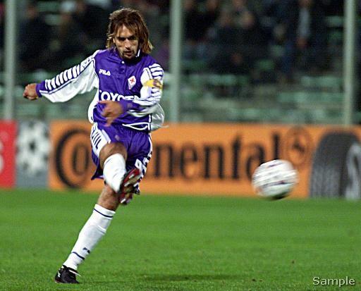 BATİSTUTA

Arjantin'in yetiştirdiği en önemli yıldızlardan biri olan Gabriel Omar Batistuta'yı Fiorentina'dan hatırlıyoruz. Yıllarca 'Mor Menekşeler' Fiorentina'nın formasını giyip Çizme'de gol krallığı yaşayan Batistuta, Serie B'ye düşmesine rağmen takımını terk etmemişti. Futbolunun son döneminde ise Batistuta'nın Katar'ın Al-Arabi takımına transfer olmasının altında yıllık aldığı 8 milyon Euro vardı. Yılın 2003 olduğunu hatırladığımızda bu rakam kesinlikle hayır denilmeyecek bir rakamdır.