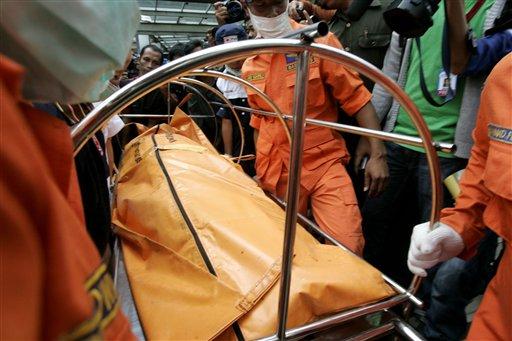 Başkent Cakarta'da iki büyük otelde eş zamanlı patlamalar meydana geldi. Paklamamış bombalar bulundu.