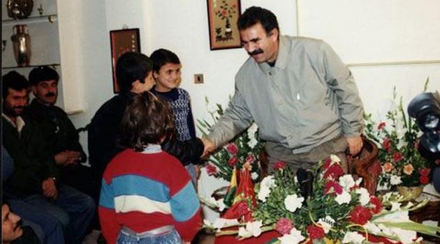 Terörist başı Abdullah Öcalan'ın bilinmeyen fotoğrafları... Öcalan'ın plajda ve kaldığı villanın havuzunda yüzerken, futbol oynarken, kadın teröristlerle doğum günü kutlarken görüntüleri çıktı.