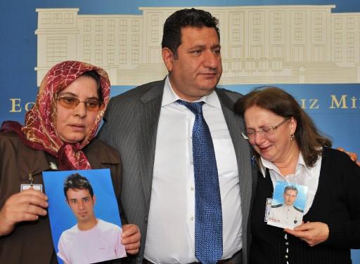 ''Mira'' adlı gemide mahsur kalan Türk denizcilerin aileleri ile TBMM'de basın toplantısı düzenleyen Soysal, ''Bu sorunu çözün. Gözü yaşlı ailelerin çığlığına kulak verin'' dedi.
