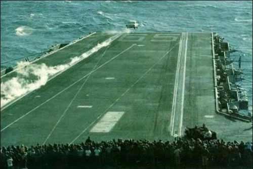 Disiplin merkezi olan ordularda meydana gelen komik olaylar abjektiflere takılınca zihinlerin esas duruşu da bozuldu.