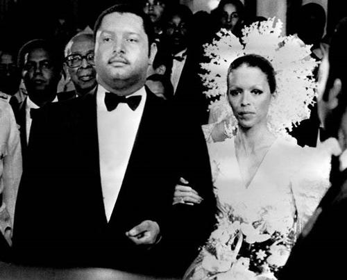 Michelle Duvalier:
Jean Claude Duvalier, 18 yaşında babasının ardından Haitinin başına geçtikten sonra Michele Duvalier ile evlendi. Fakirlikle baoğuşan Haiti gibi bir ülkede, diktatörün düğününün maliyeti 3 milyon doları bulmuştu.
