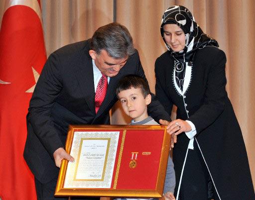 Cumhurbaşkanı Gül, 2007-2008 yıllarında TSK ve emniyet mensubu olarak görev yaparken şehit olanların yakınlarıyla malul ve gazi 61 kişiye Devlet Övünç Madalyası verdi.