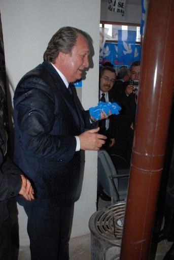 DSP lideri Zeki Sezer, Bartın'da seçim yağmur altında şemsiyesiz yürüyerek, vatandaşları selamlayınca ortaya bu kareler çıktı. Sezer, seçim bürosunda sobanın karşısında ısındı.