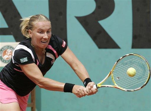 Tek bayanlarda 5 numaralı seribaşı ABD'li Serena Williams, 10 yıl sonra ilk kez 3. turda elenerek hayranlarını şaşırttı. Williams, Slovenyalı Katarina Srebotnik'e 6-4 ve 6-4'lük setlerle 2-0 boyun eğdi.