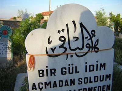 Kabirdeki hayat dahil, ölümden sonraki âhirete ait bütün devrelere ait bilgiler, gayba ait bilgilerdir. Akıl ve duyularla bilgi edinme ve hüküm verme imkânı olmayan bu gibi konular Allah ve Resulü'nün haber verdiği bilgilerle sınırlıdır. Yani Kur'ân ve hadis bu konuları yeterince aydınlatmaktadır. Kabir hayatında, sual, azap ve nimet olarak üç durum söz konusudur.