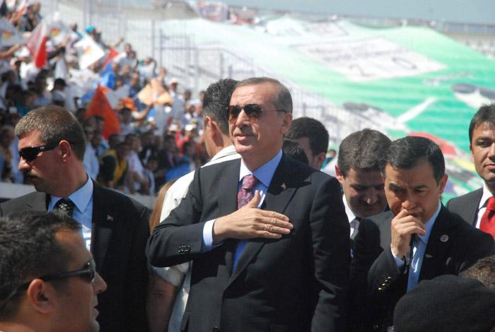 Başbakan Recep Tayyip Erdoğan, ecdadımızın üç kıtaya adalet, eşitlik, barış ve huzur götürdüğünü ifade ederek, Arif Nihat Asya'dan okuduğu şiirle gençlere kendilerini küçük görmemeleri mesajını verdi.