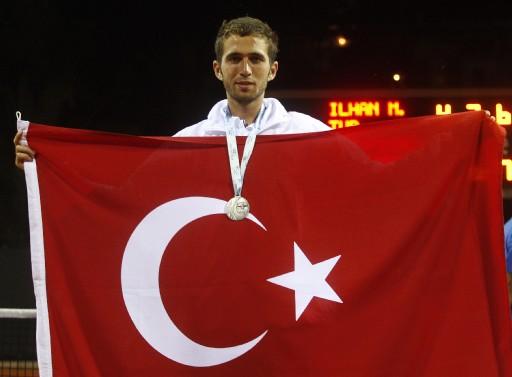 16. Akdeniz Oyunları'nda teniste tek erkeklerde final oynayan Marsel İlhan, gümüş madalyada kaldı.