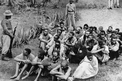 İsyancılar, Afrikalı askerlerin gözetimi altında.