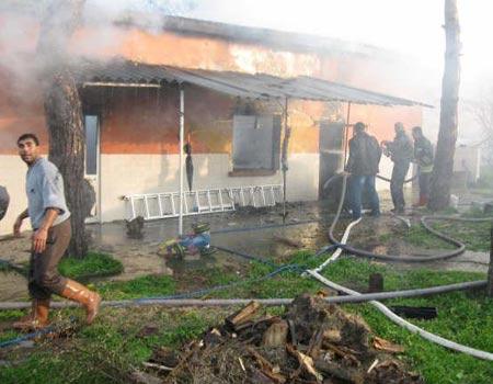 Manisanın Turgutlu ilçesinde çıkan yangında, annelerinin üzerlerine kapıyı kilitleyerek gittiği evde 2 ve 4 yaşlarındaki iki kardeş feci şekilde can verdi.