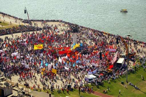 İzmir'de düzenlenen 'Emek ve Demokrasi Mitingi'nde 12 Eylül askeri darbesinin etkilerinin hâlâ devam ettiği belirtililrken sert mesajlar verildi.