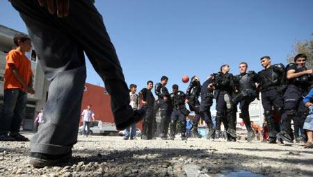Adana'da dün korsan gösteri sırasında polislere taş atan çocuklar ile robocop polisler bugün futbol maçı yaptı.