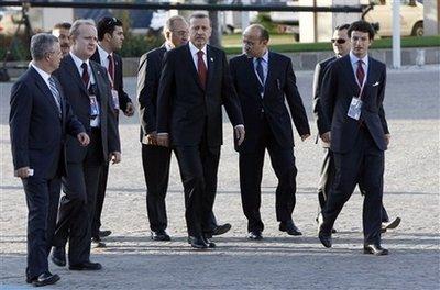 G-8 toplantısı, liderlerin aile fotoğrafı çektirmelerinin ardından İtalya Başbakanı Berlusconi'nin düzenlediği bir basın toplantısıyla sona erdi. Zirveye liderlerin çapkın bakışları damga vurdu.
