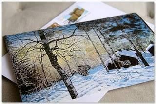 KARTPOSTAL ATMAK: 70li ve 80li yılların İstanbulunda (ve Türkiyesinde) Bayram, yılbaşı ve doğum günü gibi özel günlerde insanlar birbirlerine kartpostal atarlardı. Şimdilerde artık sadece koleksiyonerlerin ilgisi dahilindeki bu kartlarla o yıllarda tebrikleşilirdi. Genellikle renkli bir İstanbul manzarası seçilir, arkasına kısa bir tebrik ve gideceği yerin adresi yazılır, sağ üst köşesine de pulu yapıştırıldıktan sonra zarfa konulmadan postaya verilirdi. Zarfa konulmadığında, normal postaya göre pul masrafı yüzde elli ucuzlardı. Kartpostallar, varması gereken günün yaklaşık bir hafta öncesinden postaya verilirdi. Kartpostalı alan karşı taraf da genellikle bu kartpostalları atmaz ve evlerde (sıklıkla) manzarası öne bakacak şekilde, aynanın kenarına sıkıştırılırlardı. Artık SMS ve Mail teknolojisine geçildiğinden beri, kartpostallar mazide kalmaya başladılar ve bir güzellik, bir incelik daha maalesef unutuldu, gitti.