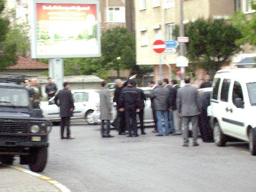 Kadıköy Bostancı'da polisin bir hücre evine düzenlediği baskın sonucu çıkan çatışmada çok sayıda polis, bir gazeteci ve vatandaş yaralandı