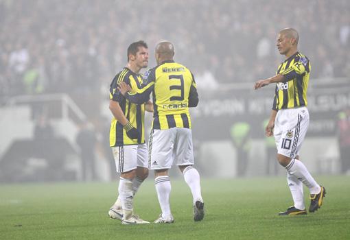 3 Mayıs 2009: Beşiktaş derbisinde Emre, Deividi uyardı. Sinirlenen Brezilyalı arkadaşının üzerine yürüyünce Emre çılgına döndü. İki futbolcu birbirlerine el kol hareketi yaparken, 5 dakika sonra Aragones, Emreyi oyundan çıkardı. Buna sinirlenen yıldız oyuncu, kramponlarını yere atarak tepki koydu.