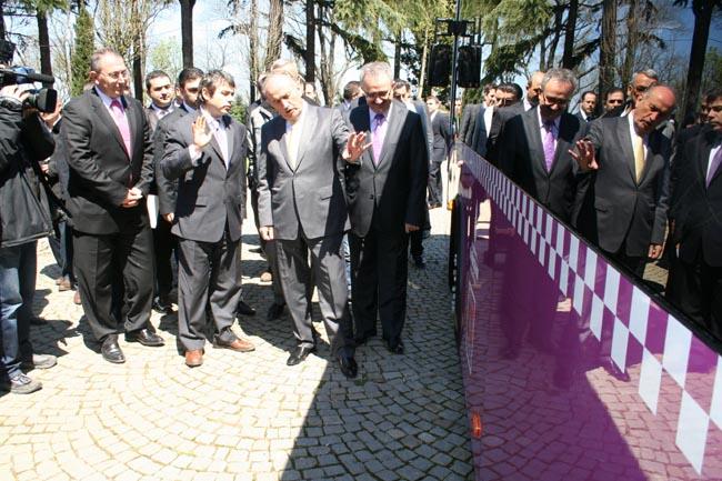 İstanbul Büyükşehir Belediye Başkanı Kadir Topbaş, Emirgan Korusu içindeki Beyaz Köşk'te düzenlediği basın toplantısıyla, ''İstanbul halkı otobüsünün rengini seçiyor'' kampanyasının sonuçlarını açıkladı.