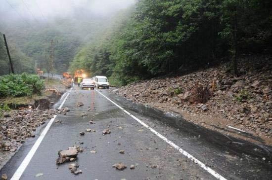 Artvin'in Borçka ilçesinde 4 katlı binanın enkazından 2 kişinin cesetleri çıkarıldı. İlçede evini sel suları basan 80 yaşındaki bir nine boğularak can verdi. Bir kadının cesedi köprü ayağından çıktı. Dün de 1 kişi hayatını kaybetmişti.