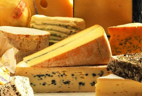 <b>Peynir</b>

Peynirseverler dikkat, en sevdiğiniz yiyecek baş ağrınızın sebebi çıkabilir. Yıllandırılmış bazı peynirler, cheddar, feta, mozorella gibi peynirler tyramine maddesi içerir. Uzmanlar bu maddenin baş ağrısını tetiklediğini vurguluyor.

Yapmanız gereken hangi çeşit peynirin ağrı yaptığını saptamak ve o peynirden uzak durmak.
