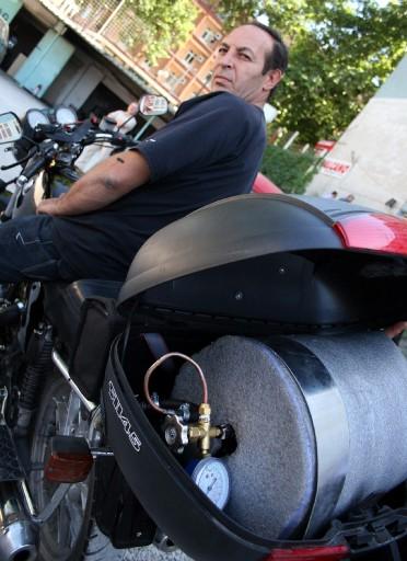 Ankara'da motosiklet döşemesi işiyle uğraşan bir kişi, yakıttan tasarruf etme amacıyla motosikletine LPG tüpü taktı.