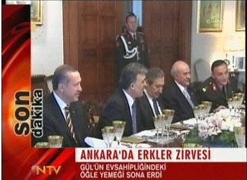 Cumhurbaşkanı Abdullah Gül, yasama, yürütme ve yargı organlarının başkanlarını 'yeni yıl' yemeğinde ağırladı.